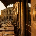 bistrot des arènes nîmes : terrasse ombragée et panneau du bistrot
