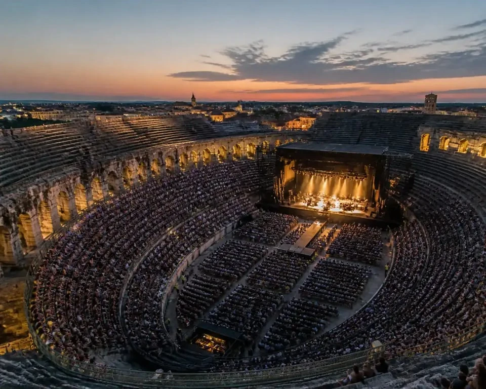 Arènes de Nîmes 2025 illuminées pendant un concert du Festival de Nîmes