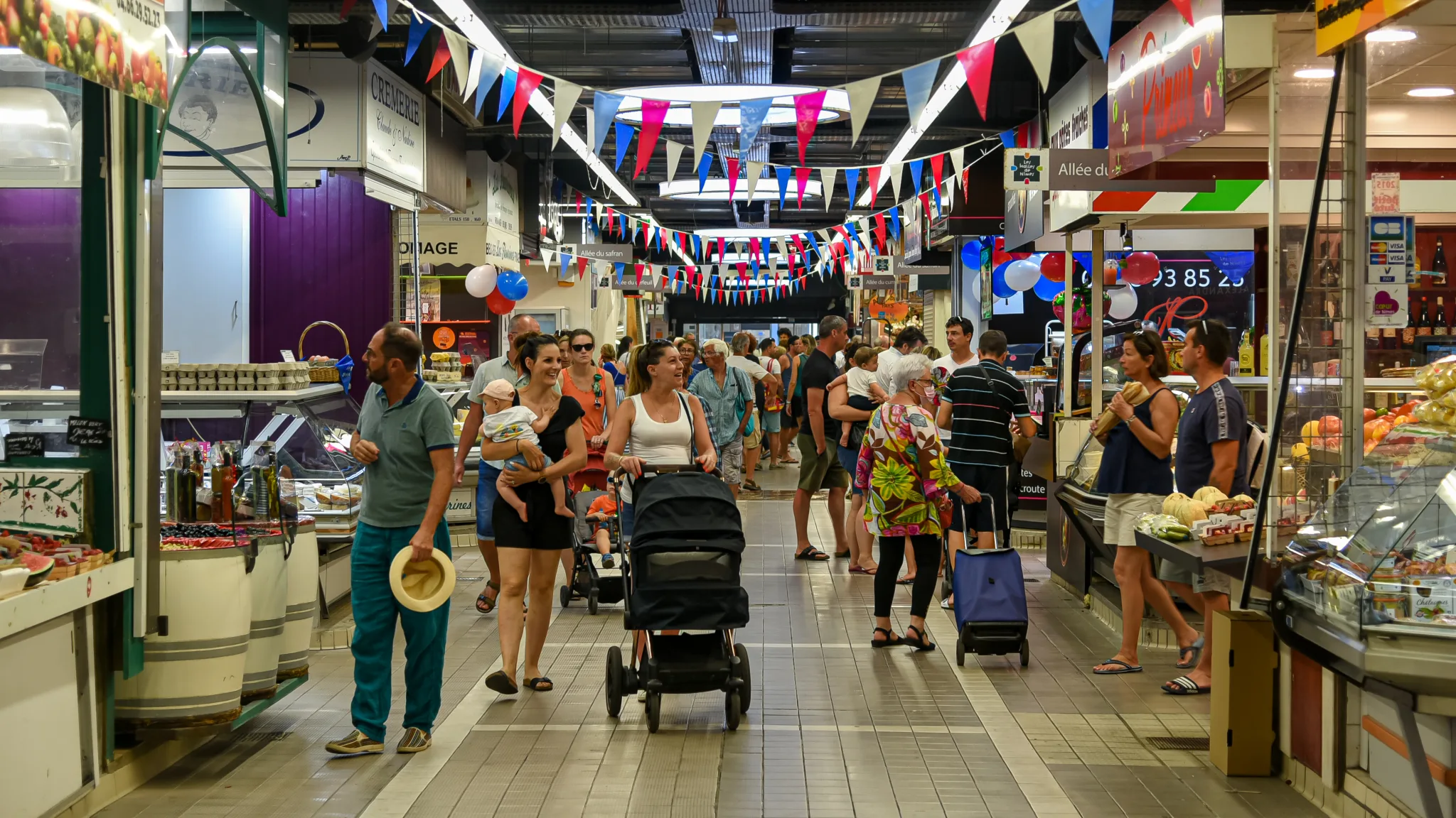 Une allée intérieure des Halles de Nîmes